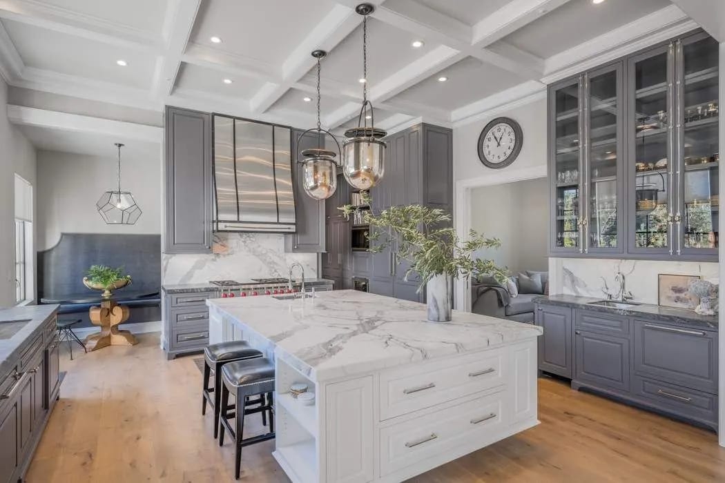 Transitional white kitchen with island and pendant lighting